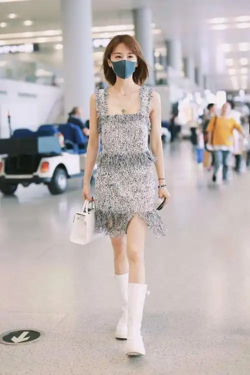 王子文姐弟恋结束后尺度更大!穿挂脖露背裙走红毯,人红气场真大