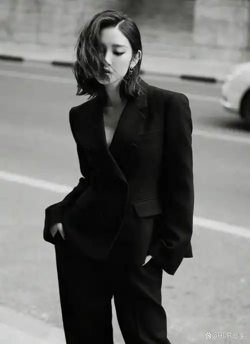 唐艺昕穿黑西装气场全开,卷发红唇又a又美