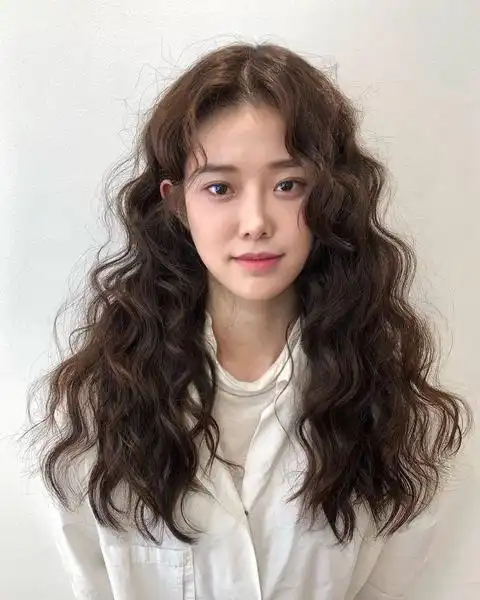 2021年秋冬流行的五款烫卷发 - 北京辉艺美发学校