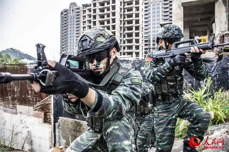 广西梧州武警特战队员开展山林地反恐演练