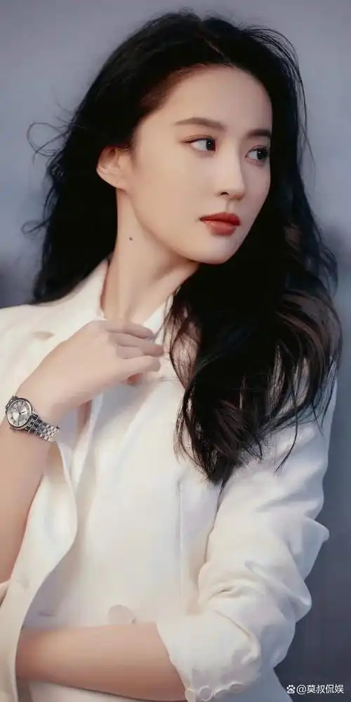 神仙姐姐降临!绝美容颜令人沉醉,照片揭示完美一刻!