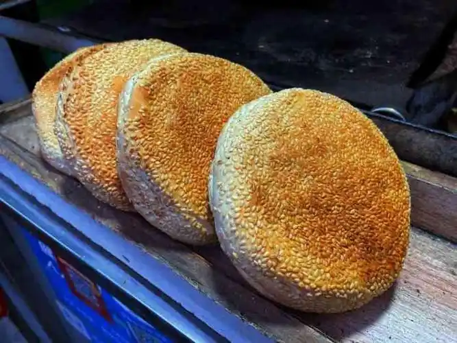 打分 芝麻盖烧饼厚实,外焦内软和,配上芥菜丝完美