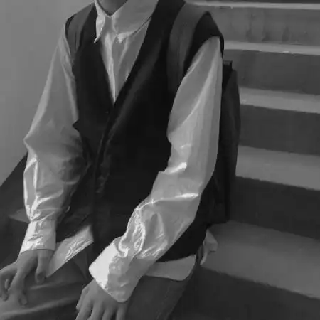 半身控男生黑白头像图片这种风格太潮流了吧