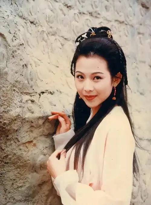 回顾蔡少芬嫁重庆小丈夫婚后连生三胎如今一家五口其乐融融