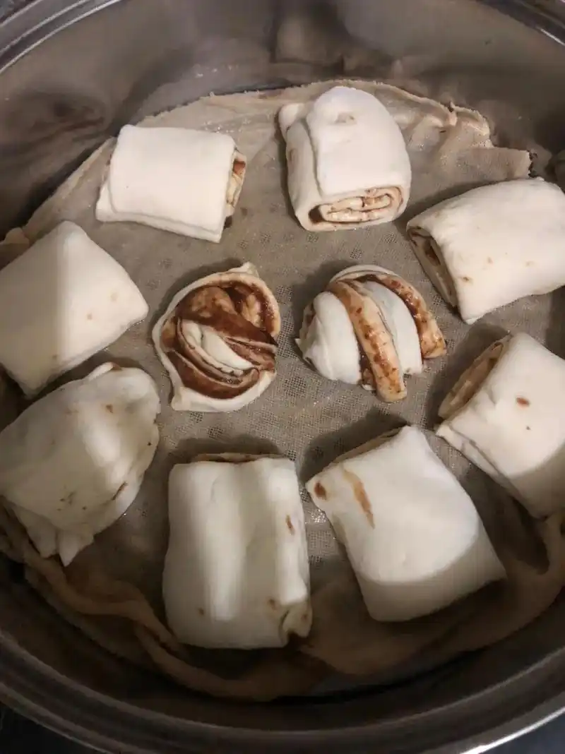 今天蒸的豆沙卷,昨天蒸的红糖大枣馒头,姑娘做的金鱼,寓意年年 - 抖音