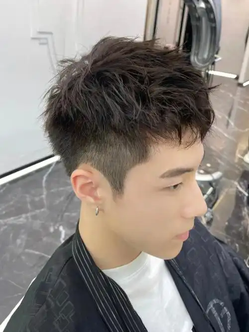 男生必备男生烫发78157815又好打理又很帅长度大概5厘米就行