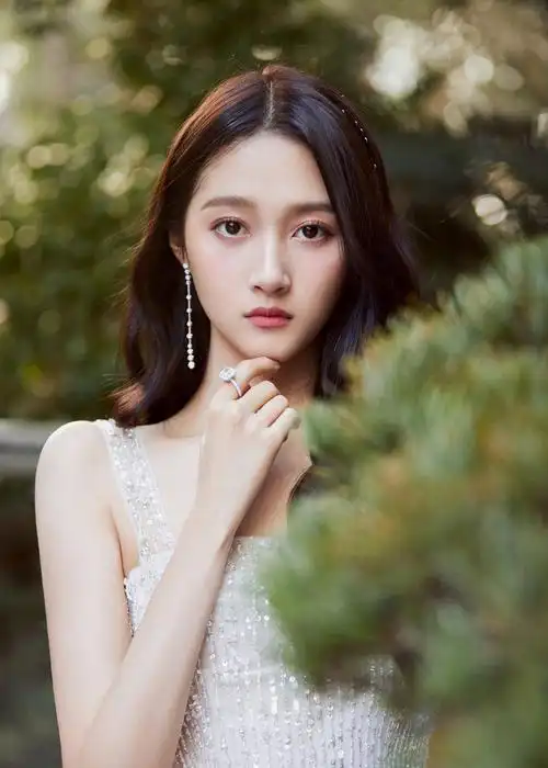 关晓彤公主裙亮相俏丽迷人