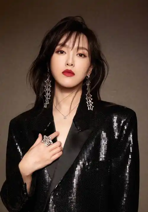 原创唐嫣最近营业好频繁又分享四宫格照黑色上衣烈焰红唇