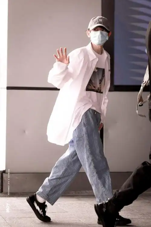 王源的私服look:日落街头景象印花短袖搭配条纹抽绳牛仔裤,休闲穿搭看