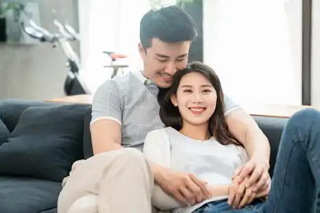 快乐的年轻情侣照片