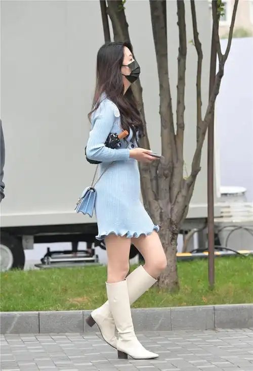 白色长靴,有点特别多味道,深秋时节穿着保暖时尚|长靴|白色|时节_新浪