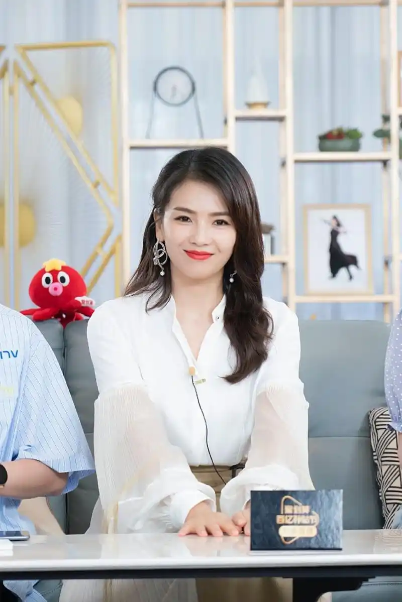 刘涛拒绝平庸的白衬衫,@刘涛 的这件衬衫设计感满满,有流苏,不对称