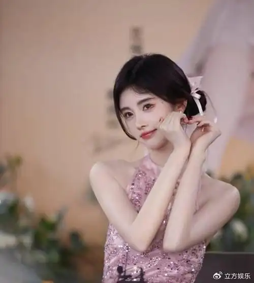 鞠婧祎粉色亮片裙清纯浪漫灿笑比心释放迷人魅力