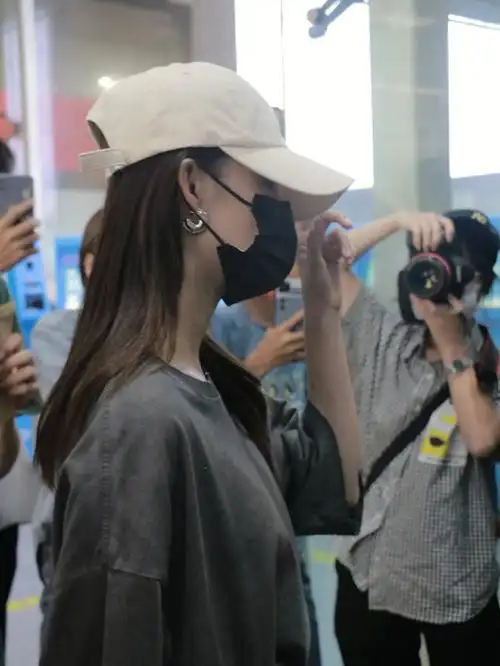 侧脸蒙面杀李沁