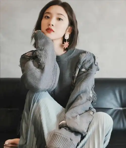 唐艺昕这样穿太美了,灰色毛衣搭配百褶长裙,身材纤瘦真好看_女生_效果