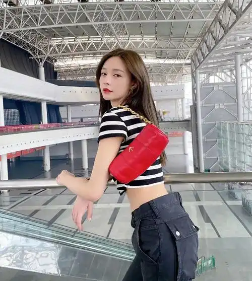 不得不承认沈梦辰的外形条件是要比很多女明星都要好,她净身高就有1米