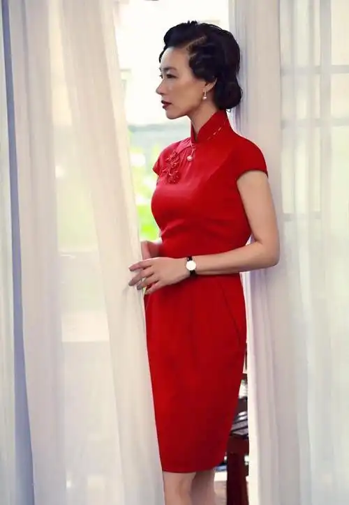 被邬君梅穿旗袍惊艳到了双颊虽有凹陷老态但有中年女性风韵