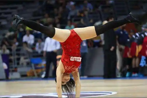 cba宝贝劈叉特写镜头,美腿光滑细腻,这双美腿我给满分