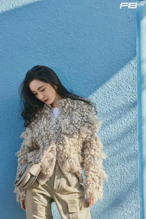 杨幂冬日街拍浅灰色羊毛卷外套冬季氛围感十足