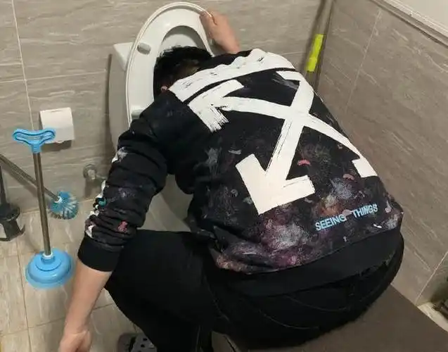 原来这个人是郭麒麟,这不光是小岳岳的微博揭秘的,更是网友在照片中的