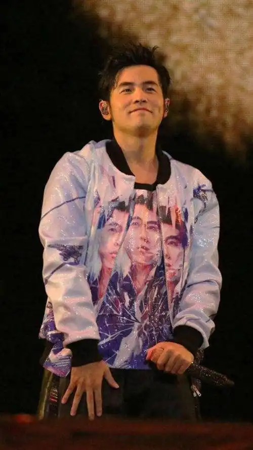 说起鬼才周杰伦,可能很多上了年纪的人并不熟悉他,但对于所有80后