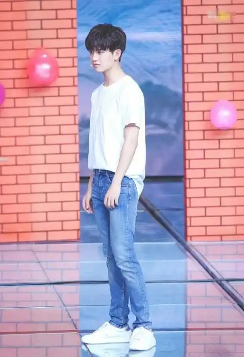 任嘉伦的穿搭十分的时尚,就腿长2米既视感,这身材太撩人心扉