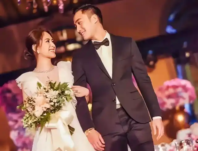 赖弘国晒夫妻合照!庆祝二婚妻子坐完月子,女方气质出众不输阿娇