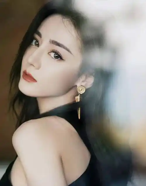 迪丽热巴时尚合集:女神魅力,如花似玉