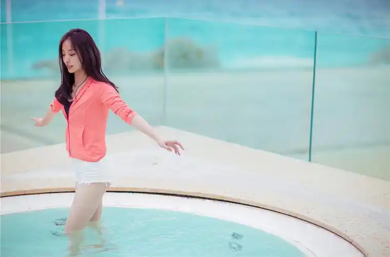 69届戛纳:倪妮着热裤池边拍写真 夏日美人戏水腿白嫩-凤凰新闻