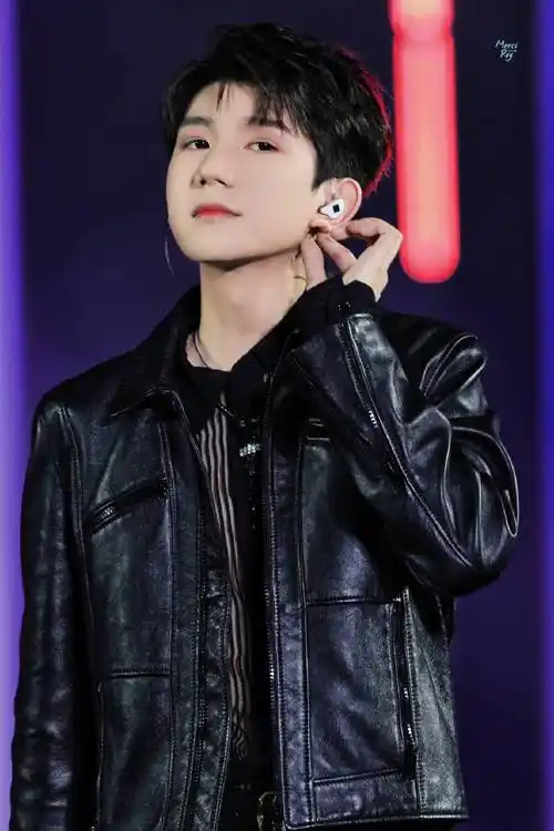 王源申请工作室新logo商标 此前被指与王俊凯工作室logo相似