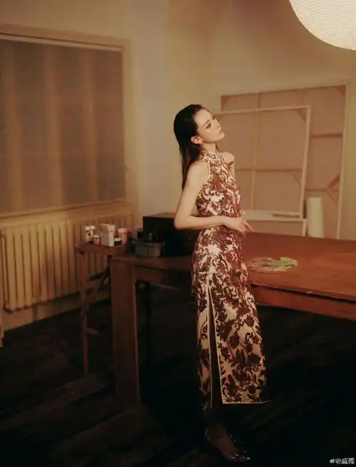 戚薇释出中秋节写真大片,首穿nora reve-新中式旗袍美艳动人.