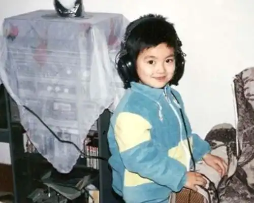 【图】霍思燕童年照呆萌可爱 嗯哼与其母神似