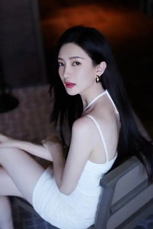 裙#江疏影最新活动造型曝光,身穿白色紧身吊带裙,烈焰红唇大长腿吸睛