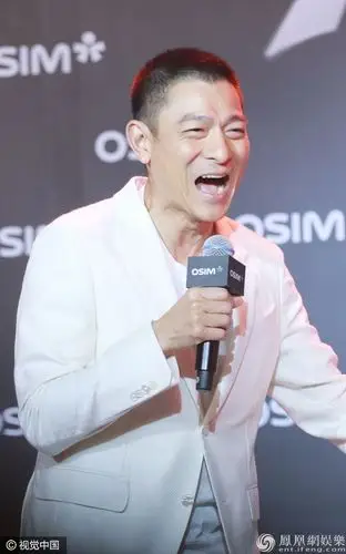 刘德华大病初愈面容消瘦笑到扶腰寸头利落帅气天王范依旧