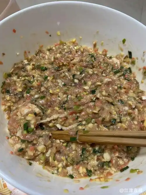 嘿嘿,第一次做香菇猪肉馅的饺子,不知道口感咋样哦!