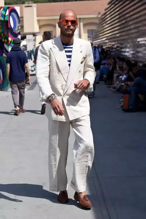 男生白色长裤怎么搭配衣服好看,男生白色裤子配什么颜色的衣服好看