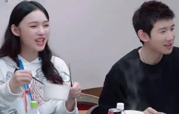 赵今麦初次见王源,谁注意她的称呼?真的不是学生之间的称呼_网易订阅