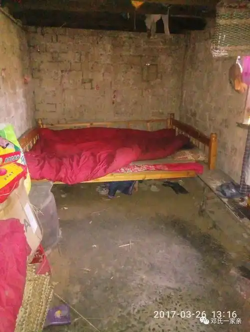 十六邓的宗亲们考察老房子状况房子内新购置的家具矮小破旧的老房子