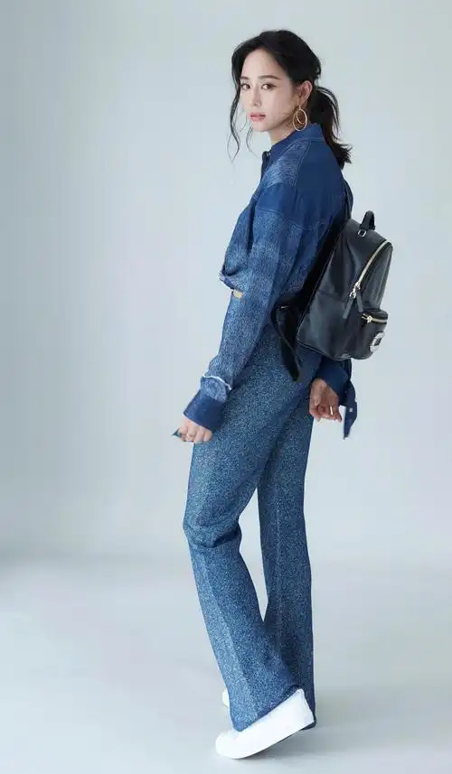 张钧甯牛仔套装率性时尚 休闲与优雅完美融合