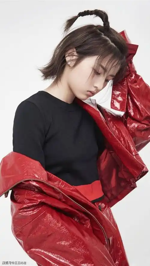 可爱张子枫短发夏日清凉写真the row运动鞋