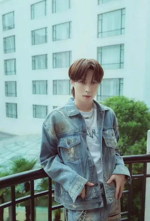 张艺兴换发型如换人,狼尾头配复古外套,靠栏杆随便摆pose都有型