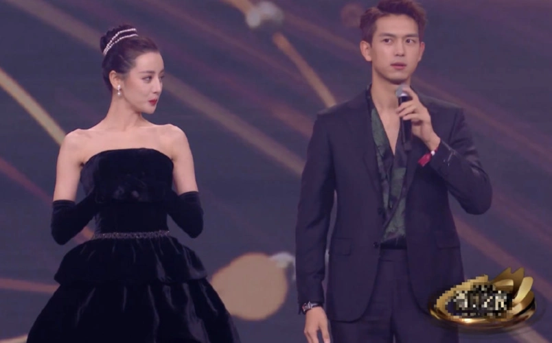 迪丽热巴李现同台!两人登台时像去干架一样超逗趣