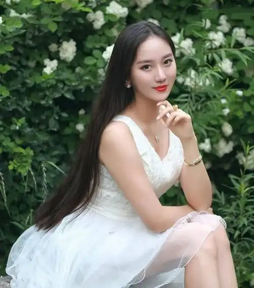 小姐姐皮肤白皙水嫩,身材丰腴,穿上白色吊带连衣裙美极了