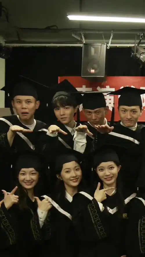 王俊凯超话时间过得真好快,穿着学士服和同学一起扔学士帽,一起爬