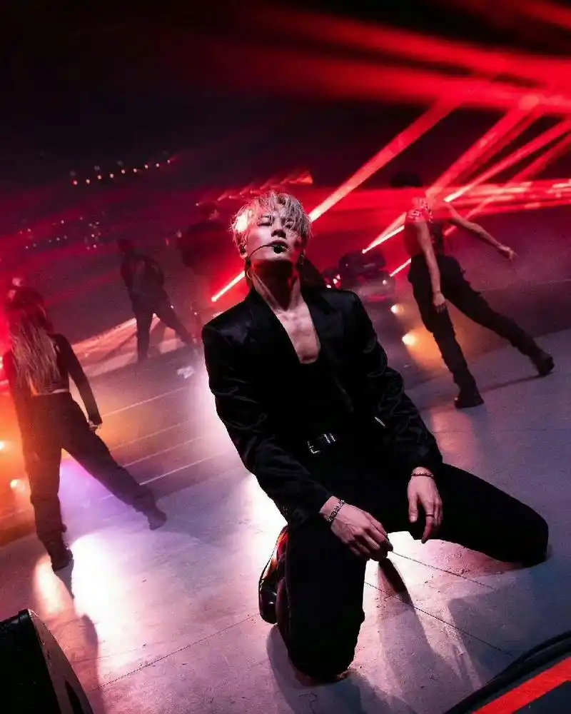 王嘉尔晒二登科切拉舞台照# 王嘉尔这次妆造真的让人眼前一亮,而且