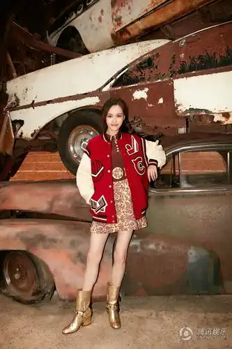 唐嫣现身纽约时装周秀场 造型青春靓丽