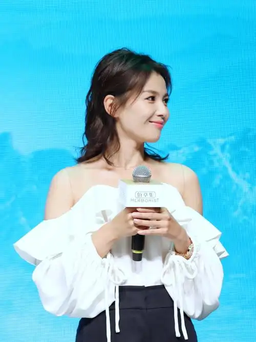 刘涛的长发造型看起来很温柔端庄,加上她的古典气质韵味,非常符合传统