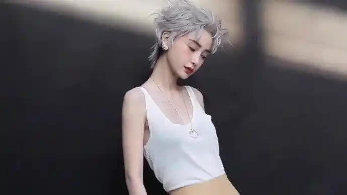 杨颖银色短发造型封面 冷艳神秘又美又酷_凤凰网视频_凤凰网