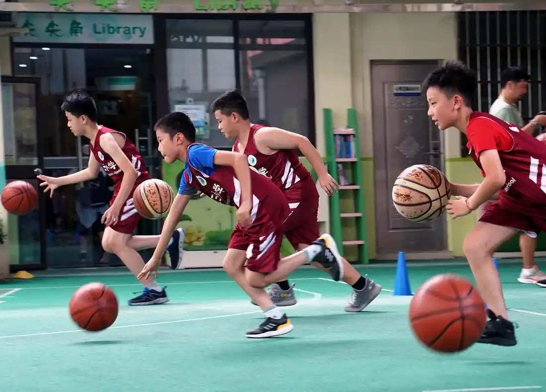 9月7日,黄浦区复兴东路第三小学的学生们在"乐系列"的篮球兴趣课上