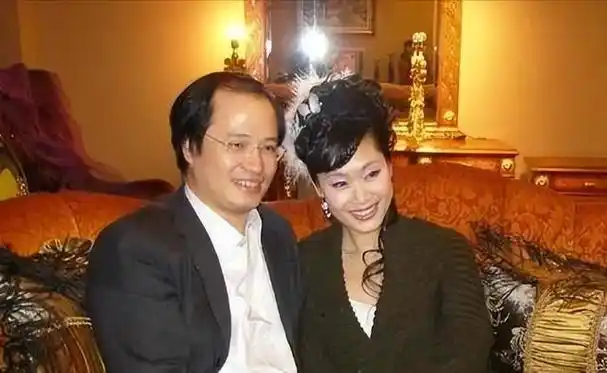 不久,尹相杰便收到了于文华的结婚请帖,于文华嫁给了钢琴家李年.
